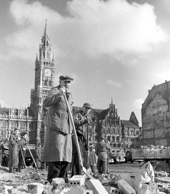 Oberbürgermeister Thomas Wimmer bei einer Schutträumaktion im Oktober 1949. Foto: Bayerische Staatsbibliothek München/Bildarchiv/Georg Fruhstorfer