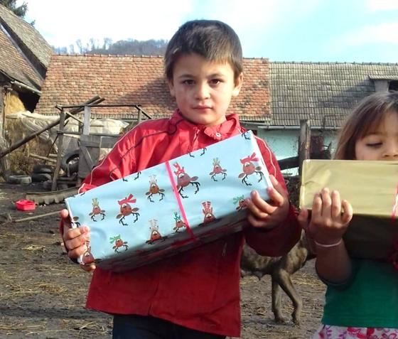 Kinder in Osteuropa werden über die Aktion "Geschenke mit Herz" mit einem Weihnachtspäckchen bedacht. Foto: Goltios