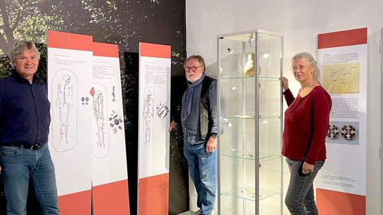 Freuen sich auf viele Gäste bei der Ausstellungseröffnung am Donnerstag: Dr. Harald Nottmeyer, Peter Jenkel und Dr. Cornelia Renner (v.l.). Foto: hw