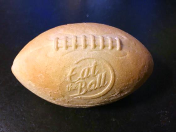 Semmel als Football: Selbst vor manchem Bäcker hat das NFL-Fieber nicht haltgemacht. Foto: cba