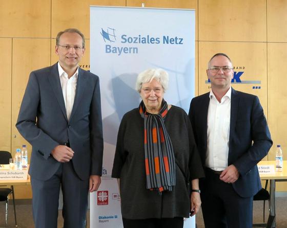 Bernhard Stiedl (DGB), Ulrike Mascher (VdK) und Stefan Wolfshörndl (AWO) stellten das Positionspapier des Sozialen Netzes Bayern vor (von links). Foto: lsc