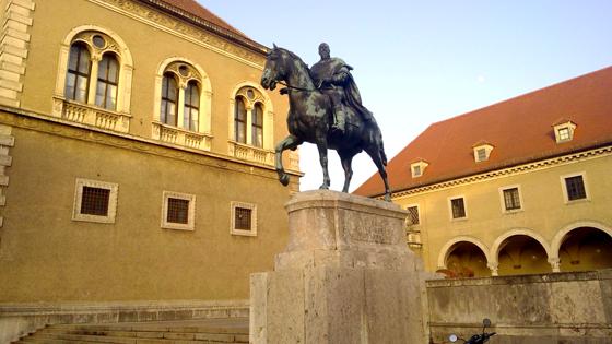 Vor dem Bayerischen Nationalmuseum in der Prinzregentenstraße steht die Statue des Prinzregenten Luitpold. Foto: bas