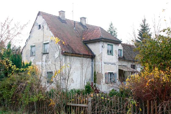 Dieses Haus im Eggarten war 2000 Tatort-Drehort. Für die Folge Kleine Diebe war das Gebäude eine rumänische Hauptschule, die Scoala generala No. 169. Foto: tab