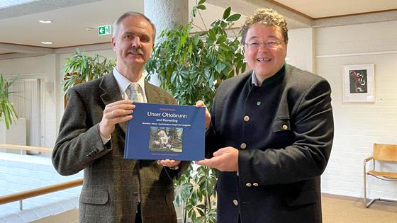Bürgermeister Thomas Loderer (r.) und Heimatbuch-Autor Roland Haase präsentieren den 2. Band von "Unser Ottobrunn". Foto: hw