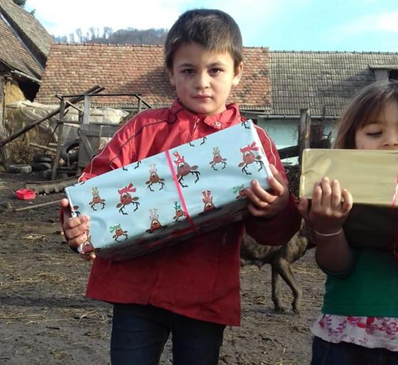 Kinder in Osteuropa werden über die Aktion "Geschenke mit Herz" mit einem Weihnachtspäckchen bedacht. Foto: Goltios