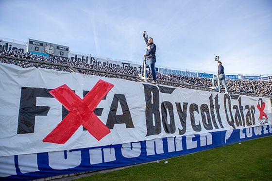 »Boycott Qatar«: Westkurve im Grünwalder Stadion. Foto: Anne Wild