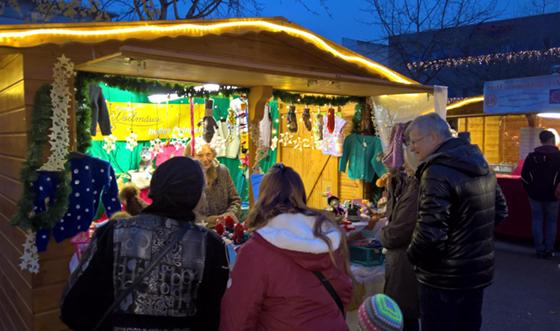 Am 1. Adventswochenende findet in Poing der beliebte Christkindlmarkt statt. Alle sind zum Bummeln eingeladen. Foto: Thomas Schächtl