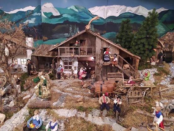 Handwerkskunst, die immer wieder begeistert; Heuer können 66 einzigartige Weihnachtskrippen in der Ebersberger Innenstadt bewundert werden.  Foto: std