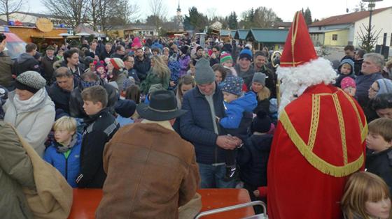 Auch der Nikolaus hat sein Kommen beim Plieninger Weihnachtsmarkt zugesagt. Foto: G. Rittler