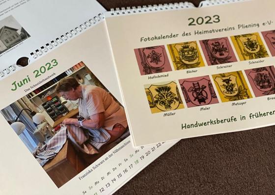 Einen spannenden Kalender für 2023 hat der Heimatverein Pliening herausgebracht. Hier erfährt man allerhand über alte Handwerksberufe. Foto: Heimatverein
