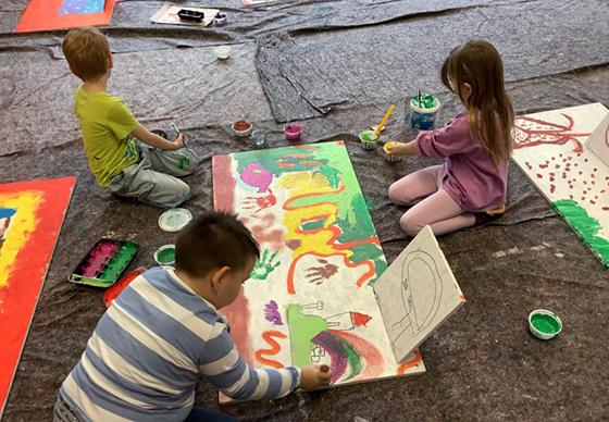 Kinder aus der Nachbarschaft haben unter Anleitung der Moosacher Künstlerinnen Ingrid Müller und Manuela Clarin 24 großformatige Bilder gemalt. Foto: VA
