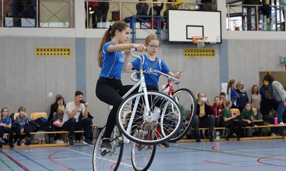 Die jungen Kunstradfahrerinnen des RSV Schleißheim überzeugten mit einer großartig vorgeführten Kür beim Nachwuchswettbewerb. Foto: Martin Hensel