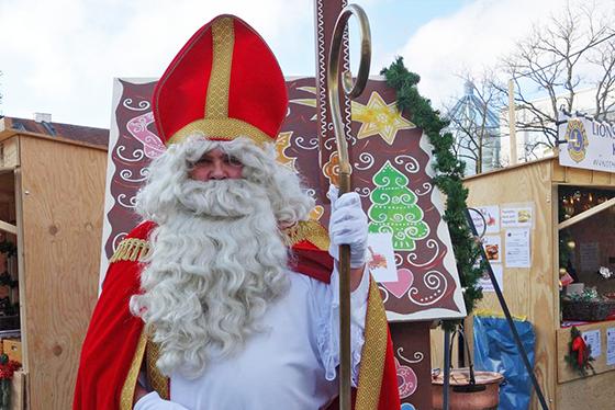 Auch der Nikolaus hat sein Kommen beim Ottobrunner Christkindlmarkt zugesagt. Für Kinder gibt es ein tolles Programm. Foto: hw