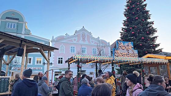 In zauberhafter Kulisse kann man auf dem Erdinger Christkindlmarkt Glühwein und Co genießen sowie erste Weihnachtsgeschenke kaufen. Foto: hw