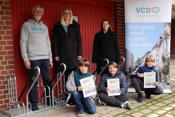 Schüler des Humboldt-Gymnasium Vaterstetten aus Baldham gewinnt Fahrradabstellanlage bei VCD Jugendkampagne »FahrRad!«. Foto: red