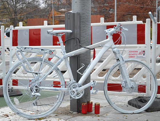 Das "Ghostbike" am Lenbachplatz in Gedenken an den 25-jährigen Radfahrer, der im September dort tödlich verunglückte. Foto:ar