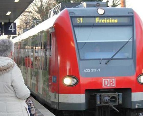 Ein Betrunkener wäre um ein Haar vor eine einfahrende S-Bahn gefallen. Symbolfoto: cr