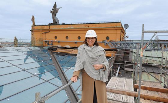 Landtagspräsidentin Ilse Aigner freut sich, dass die Arbeiten am Plenarsaaldach abgeschlossen werden. Foto: Stefan Obermeier/Bildarchiv Bayerischer Landtag