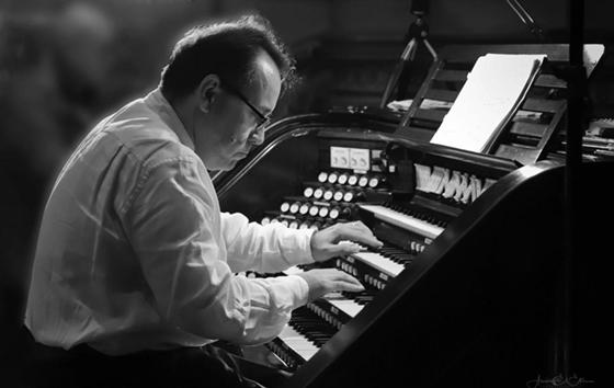Meisterorganist David Briggs aus New York zu Gast beim traditionellen Orgelkonzert in St. Michael. Foto: Amir El Etr