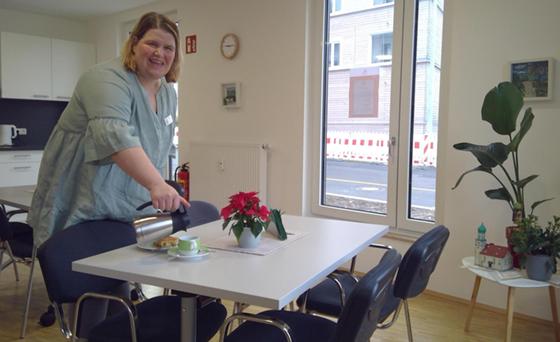Jeden Mittwoch von 13 bis 15 Uhr lädt Katrin Alfes ins Wohncafé im Prinz-Eugen-Park zu Kaffee und Kuchen ein. Foto: bas