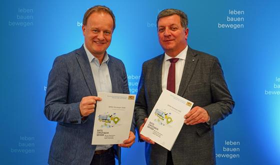  Bayerns Verkehrsminister Christian Bernreither und Landrat Robert Niedergesäß mit dem aktuell vorgestellten neuen ÖPNV-Strategiepapier (v.r.). Foto: StMB_Winszczyk
