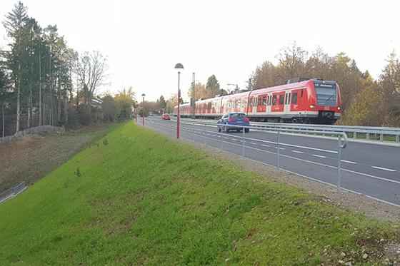 Nicht nur für Autofahrer eine Freude - zur neuen Sauerlacher Straße gehören auch ein teilerneuerter Gehweg und Fahrradstreifen. Foto: Gemeinde Oberhaching