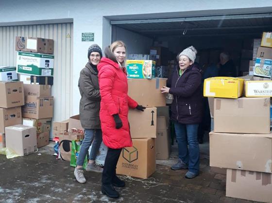 Margit Brunnhuber (r) nahm die zahlreichen Hilfspakete in Empfang, so viele, dass nun auch ein zweiter Transporter bestückt werden kann. Foto: Margit Brunnhuber