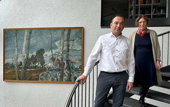 Bürgermeister Markus Böck und Stefanie Lorenz, Witwe des Malers, präsentieren das große Lorenz-Gemälde am neuen Platz im Bürgerhaus. Foto: v
