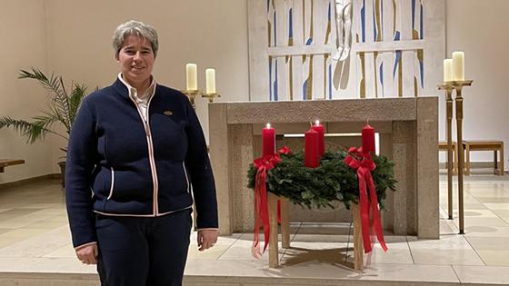 Gemeindereferentin Christine Stauß erinnert daran, dass Weihnachten mehr als Punsch und Plätzchen ist, sondern vielmehr Trost und Aufforderung zugleich. Foto: hw