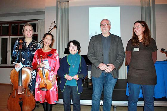 Ein gelungener Abend mit Cellistin Anna Rehker, Juli Linden (Violine) Uschi Diederichs, Quint Buchholz und Marianne Kudlek (v.l.). Foto: Aulenbach