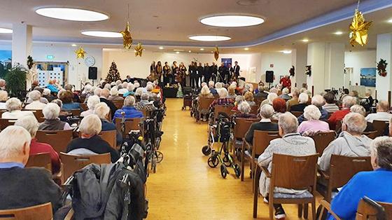 Die Bayrische Philharmonie hat im Seniorenwohnen Kieferngarten ein weihnachtliches Konzert für die Bewohnerinnen und Bewohner gegeben. Foto: Sachs
