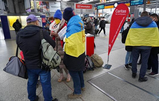 Schnell wurde eine erste Anlaufstelle für ankommende Flüchtlinge aus der Ukraine am Münchner Hauptbahnhof eingerichtet. Foto: M. Dillmeier/Caritas München