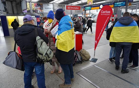 Schnell wurde eine erste Anlaufstelle für ankommende Flüchtlinge aus der Ukraine am Münchner Hauptbahnhof eingerichtet. Foto: M. Dillmeier/Caritas München