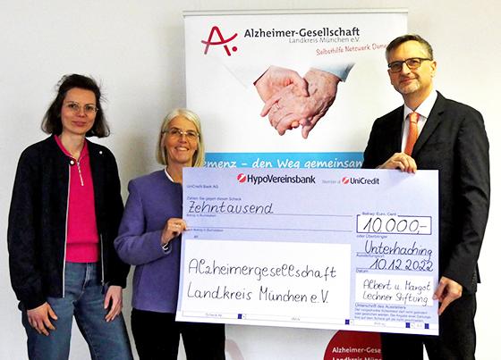Erste Vorsitzende Katja Grebe (2. v. r.) und Geschäftsführerin Sabine Kaufmann (l.) erhalten eine Spende für die AGLM aus den Händen von Stiftungsleiter Michael Oser. Foto: AGLM