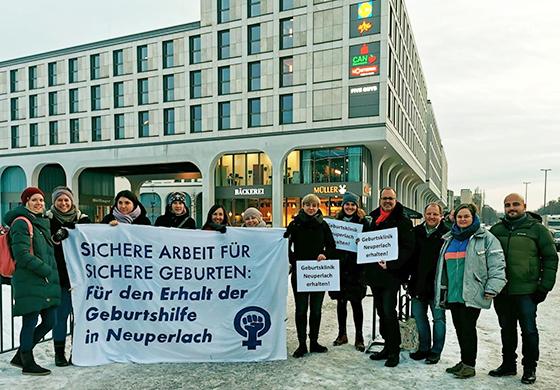 Bei der Hebammen-Demo vor dem Krankenhaus Neuperlach sprach auch der stellvertretende Landrat, Otto Bußhäger. Foto: FW München-Land