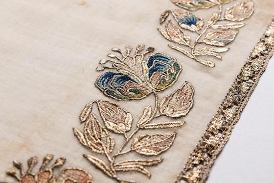 Künstlerisch wertvoll: aus Leinen und Seide gefertigte Serviette mit geöffneten Blüten (Detail), aus der zweiten Hälfte des 18. Jahrhunderts. Foto: Nicolai Kästner