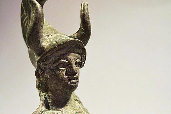 Glanzstück der Sammlung: Die in Dornach gefundene Statuette der Göttin Athene oder Minerva stammt aus der Zeit um 100 v. Chr. Foto: Museum Aschheim/Anja Pütz