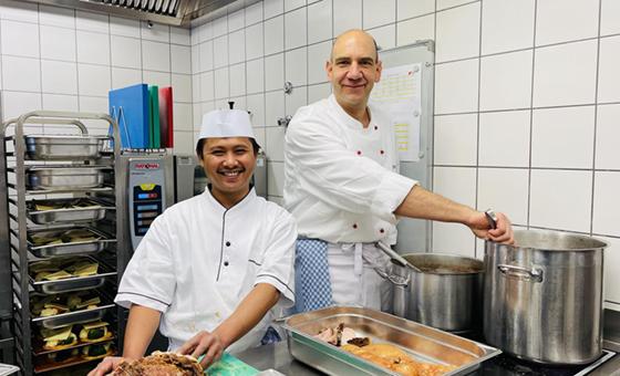 Küchenchef Mario Scheffel mit Poppi, einem der Mitarbeiter mit Unterstützungsbedarf. Täglich sorgt sein Team dafür, dass die Armenspeisung etwas zu verteilen hat. Foto: hw