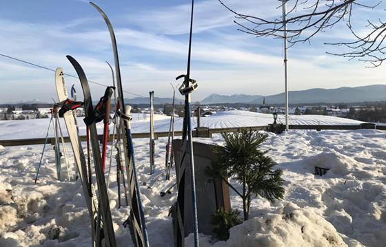 Was gibt es Schöneres, als auf Langlaufskiern durch den Schnee zu gleiten? Loipen gibt es im Münchner Umland genügend. Nur das Wetter muss noch mitspielen. Foto: hw