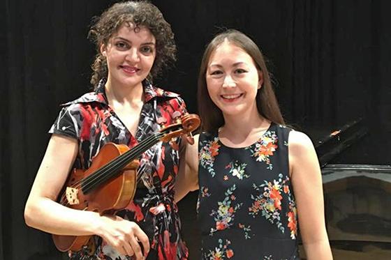 Mona Pishkar (Violine) und Adeline de Lange (Klavier) spielen beim nächsten Contrada-Konzert in Waldperlach. Foto: red