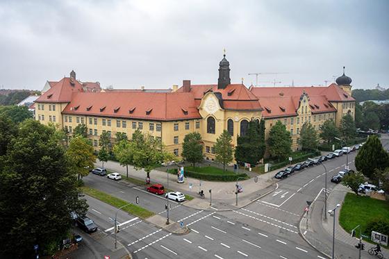 Das historische St.-Martin-Spital ist der ortsbildprägende Gebäudekomplex in Obergiesing. In den kommenden Jahren wird der Bau generalsaniert. Foto: Armin Hofen