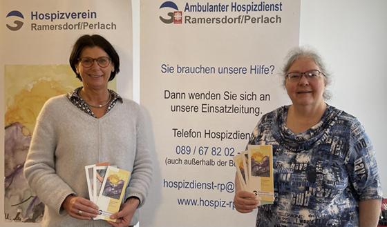 Die Geschäftsführerin des Hospizvereins Ramersdorf/Perlach, Barbara Mallmann und die ehrenamtliche Hospizbegleiterin Ursula Flügel (v.l.) freuen sich über viele Anmeldungen zum nächsten Hospizbegleiter-Grundkurs. Foto: hw