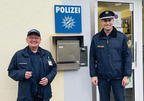 Die PI 31, hier vertreten durch Hauptkommissar Oliver Dürr (r.) sucht Kollegen für Hermann Seubelt (l.) und die übrigen Mitglieder der Sicherheitswacht, die seit 2012 im Einsatz ist. Foto: hw