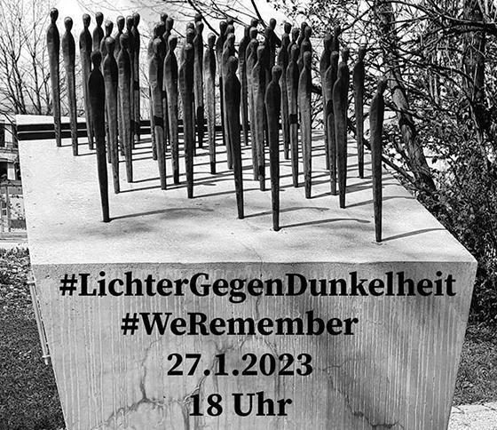 Die Mitglieder von Respekt@Poing gedenken am Mahnmal des Poinger Todeszuges am Tag der Opfer des Nationalsozialismus. Foto: Respekt@Poing