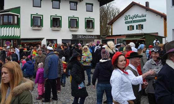 Überall im Landkreis, wie beispielsweise hier in Deisenhofen, wird zum fröhlichen Faschingfeiern eingeladen. Foto: Burschenverein Deisenhofen