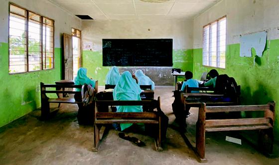 Die Jozani Community School auf Sansibar: Hier gibt es nur ein Buch für eine ganze Klasse  und einen Tafelschwamm für die gesamte Schule. Die Oberschleißheimer Jugendfreizeitstätte Planet O will helfen. Foto: Planet O