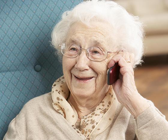 Viele Senioren sind am Telefon zu gutgläubig, das nützen Trickbetrüger schamlos aus. Foto: Erwin Wodicka /Colourbox.com