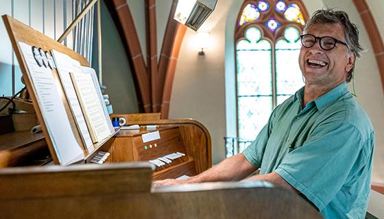 Helmut Freitag hat schon in fast allen europäischen Ländern Orgelkonzerte gegeben, jetzt tut er dies auch in der Giesinger Lutherkirche. Foto: VA