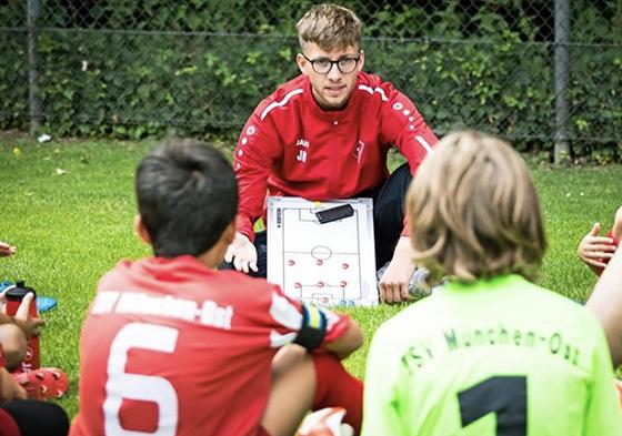 Nachwuchs anleiten: Die Fußballabteilung des TSV München-Ost sucht neue Jugendtrainer. Foto: Verein