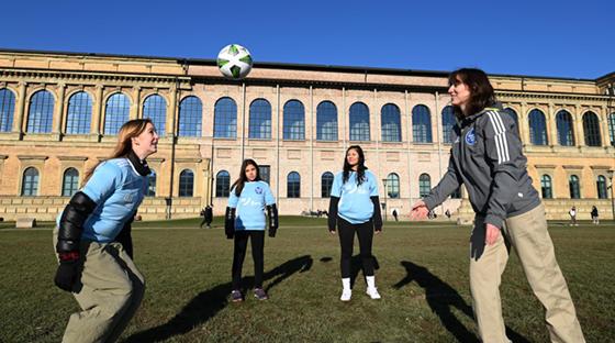 Fußball vor der Alten Pinakothek: Das Projekt "Mädchen an den Ball" gibt es jetzt auch in der Maxvorstadt. Foto: Biku
